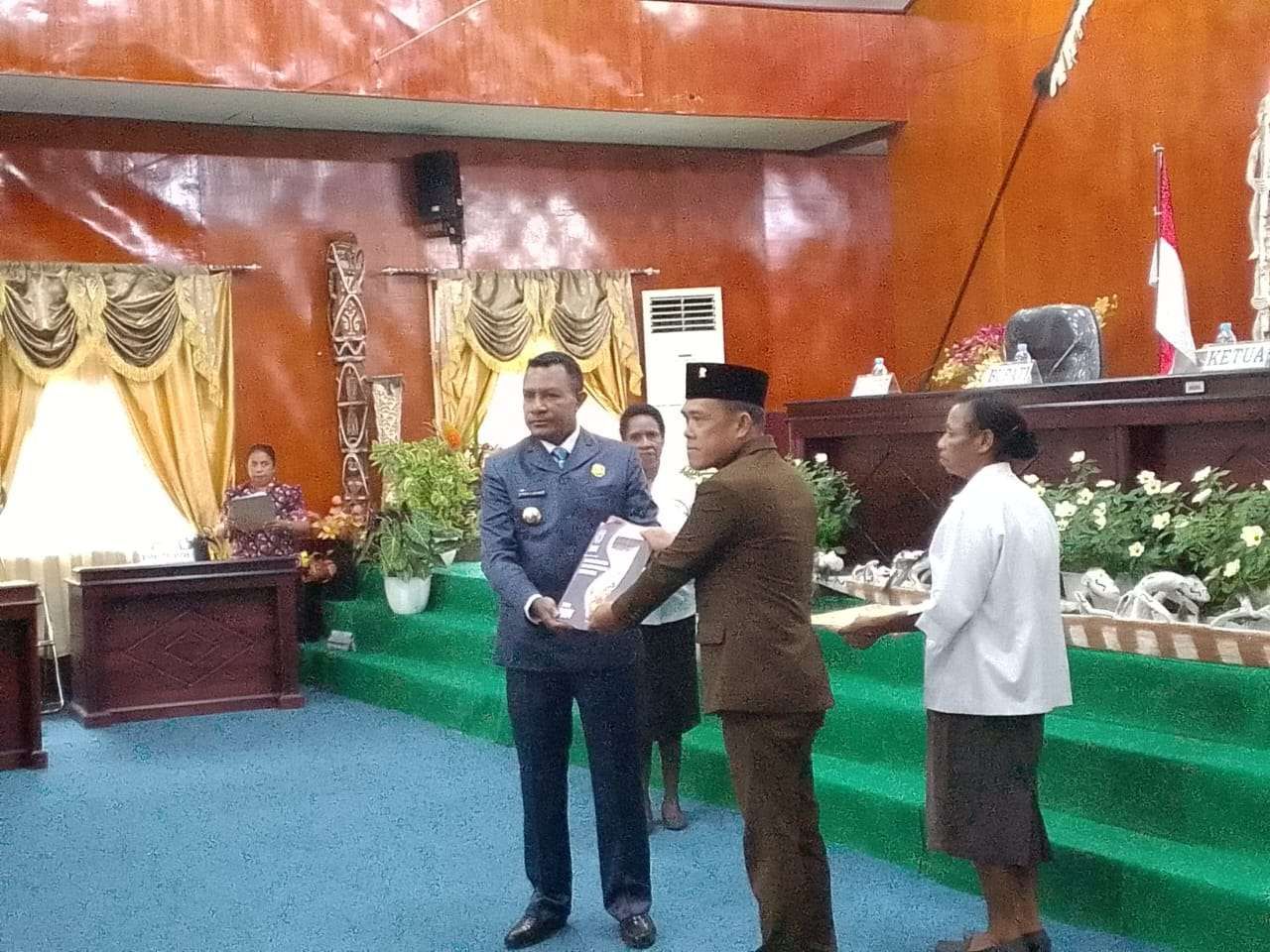 20250721230050-bupati asmat tuttup masa sidang