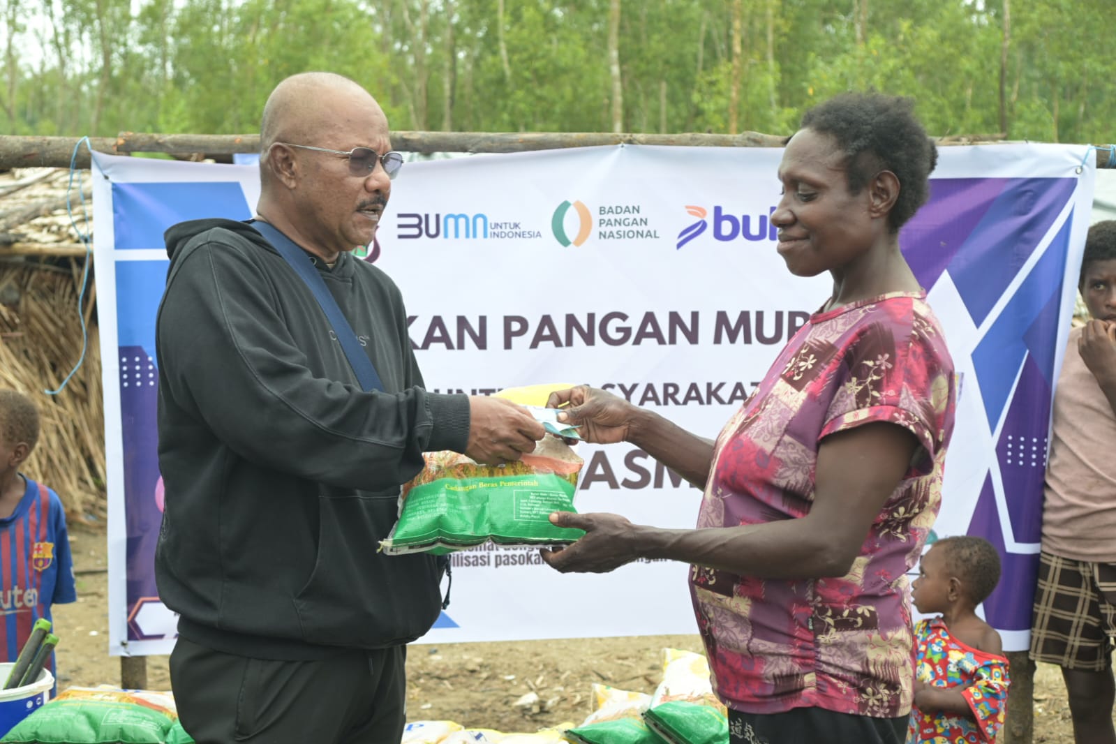 20250922064130-penyerahan sembako